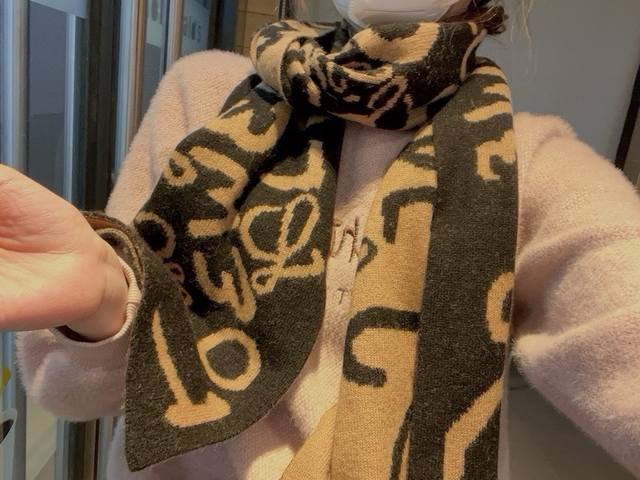 Loewe 原单 重磅推荐 新款针织围巾 低调的奢侈感 极品柔美精英高手级别的时髦感围巾 这款loewe羊绒提花围巾越看越爱 越看越时髦 这种工艺和配色一看就知